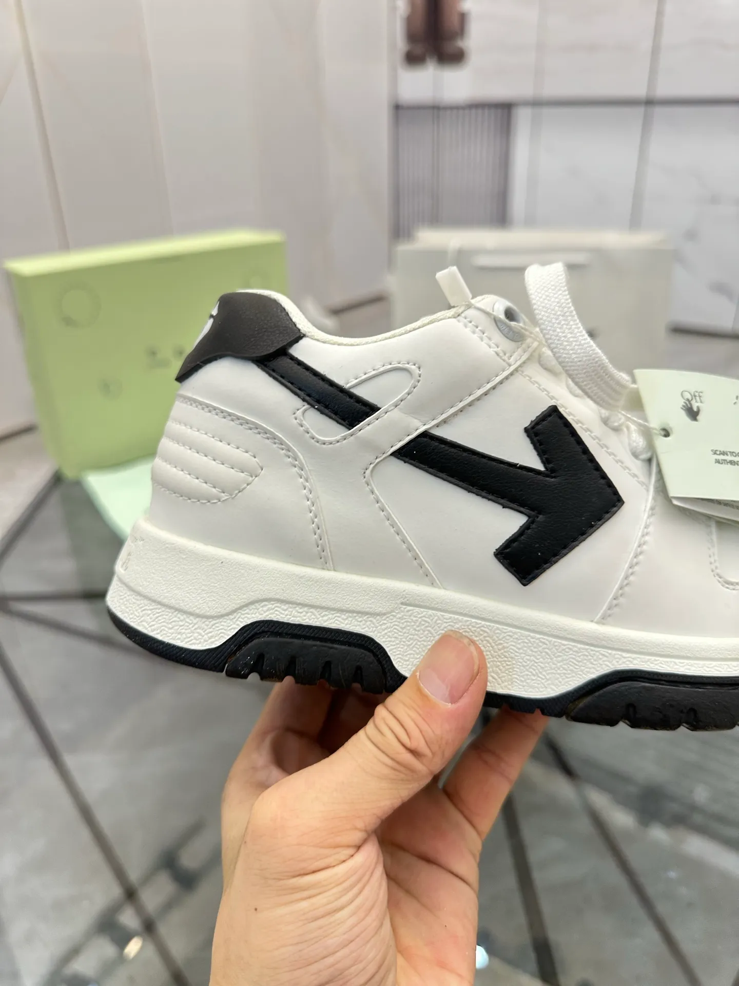 Selling men's shoes 💰: 💰P560¥ High-end top quality (leather buckle plus 10) Product trademark: OFF WHITE * "OFF WHITE*" low-top casual shoes Regular size: 35-45 (can be customized to 46) Couple style Product material: imported first-layer cowhide leather upper, breathable lining, original outsole. No.: H203